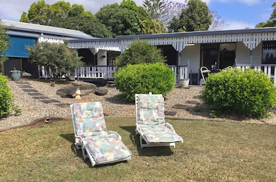 Lakeside Holiday Cottage, Yungaburra, cosy and private, sleeps up to 4 persons