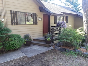 Cozy family cabin right on Flathead Lake