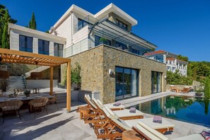 Outdoor heated pool and outdoor dining area in luxury Villa Prestige Brac with pool by the sea