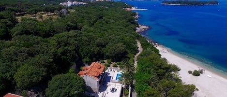 Proximity of the luxury villa Dubrovnik Oasis to the sandy beach 