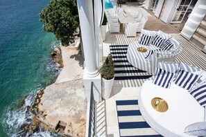 Liegestühle auf der privaten Terrasse mit Blick auf das Meer der Luxus-Ferienvilla in Dubrovnik mit privatem Pool