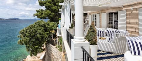 Liegestühle auf der privaten Terrasse mit Blick auf das Meer der Kroatien Luxus-Ferienvilla in Dubrovnik mit privatem Pool