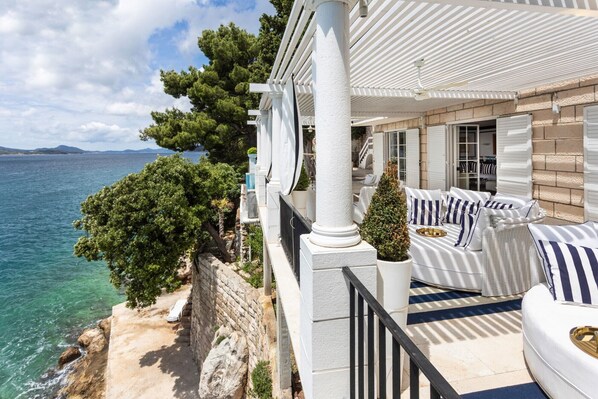 Liegestühle auf der privaten Terrasse mit Blick auf das Meer der Kroatien Luxus-Ferienvilla in Dubrovnik mit privatem Pool