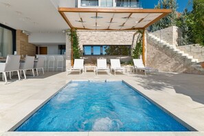 Kroatien Luxus-Familienvilla Hvar Fantasy in Hvar mit Sommerküche und Essbereich auf der privaten Terrasse mit Pool