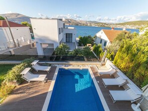 Privater Pool auf der Terrasse einer Luxus-Ferienvilla in Kroatien zur Miete in Trogir