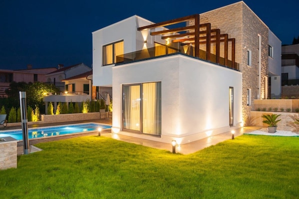 Angelegter privater Garten im umzäunten Hof der kroatischen Luxusvilla Trogir 2 mit Pool in Okrug Gornji