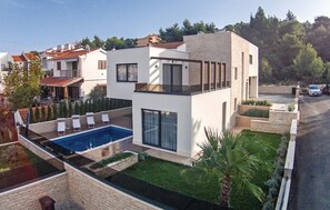 Private eingezäunte Terrasse mit Pool der kroatischen Luxusvilla Trogir 1 auf Ciovo