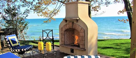 Relax on waterfront with Gas Fireplace
