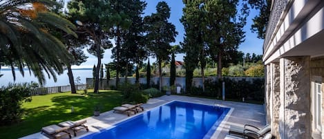 Beheizter Pool auf der Terrasse der Kroatien Luxusvilla am Meer Castello Split