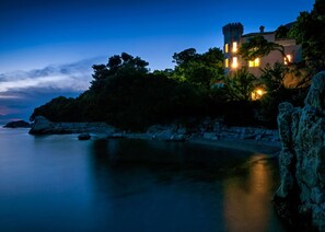 Kroatien Luxusvilla am Strand umgeben von Natur in Omis