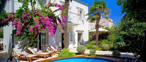 Außenansicht der Villa Beach House Orebic mit Außenpool und Sonnenliegen in Orebic, Kroatien