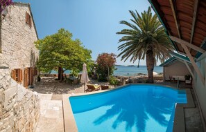 Familie Orebić Luxusvilla Mare am Strand mit privatem Pool, umgeben von beruhigender mediterraner Vegetation.