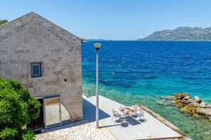 Blick auf das kristallblaue Meer vom Grundstück der Luxusvilla zur Miete und Ferien Gabriela