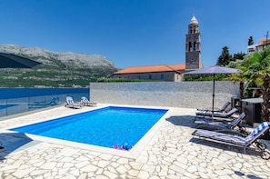 Croatian luxury vacation villa Gabriela with private pool, gym, jacuzzi next to the pebble beach on Korčula