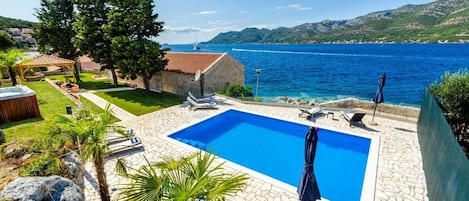 Croatia luxury vacation villa Gabriela with private pool, gym, jacuzzi next to the pebble beach on Korčula