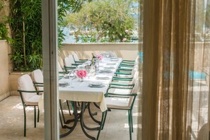 Outdoor dining table area in Brac luxury villa Casa Mare for vacation and rent with friends and family right at the beach