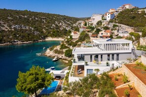 Ein Blick auf das Anwesen der luxuriösen Strandvilla Marina Prestige mit einem privaten beheizten Infinity-Pool
