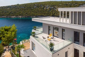 Kroatien Luxusvilla am Strand Marina Prestige mit privatem beheiztem Infinity-Pool in der Nähe von Trogir