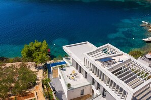 Ein Blick auf das Grundstück der Kroatien Luxusvilla Marina Prestige direkt am Meer für 8 Personen