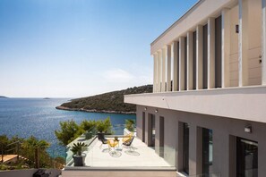 Sonnige Terrasse mit modernen Glaspaneelen im ersten Stock der prächtigen modernen 5-Sterne-Villa Marina Prestige in der Nähe von Trogir