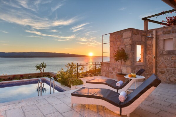 Liegestühle zum Sonnenbaden und Entspannen auf der Außenterrasse neben dem privaten Pool in der Kroatien Luxusvilla zur Miete in Murvica auf der Insel Brac