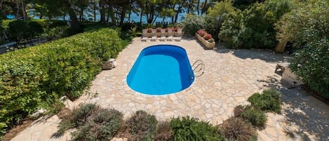 Privater Außenpool mit Steinplateau in der Kroatien Luxusvilla Oasis am Strand von Brač für Urlaub und Miete.