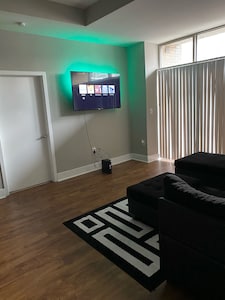 Luxury Apt Downtown ATL.
Please Confirm with me first before Instant Booking!!