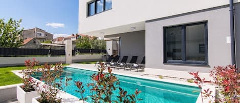 Split-luxe villa met privézwembad, privéparking en WI-FI