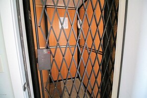 Elevator (1)