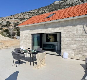 Sitzbereich auf der Terrasse der kroatischen Luxus-Poolvilla mit Meerblick, perfekt für einen Familienurlaub