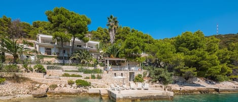 Blick auf die Kroatien Luxus-Ferienvilla Anemos mit privatem Pool am Strand auf der Insel Hvar