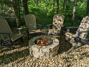 Brand new fire pit! Bring your own firewood and lighter.