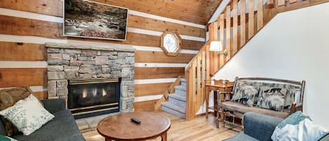 Cuddle Up in front of the Fireplace and Cable TV. Only 2 Miles from the Great Smoky Mountains National Park. Walk Through Gatlinburg and Enter the Smoky Mountains in 2 Miles!