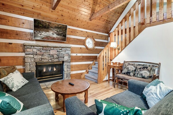 Cuddle Up in front of the Fireplace and Cable TV. Only 2 Miles from the Great Smoky Mountains National Park. Walk Through Gatlinburg and Enter the Smoky Mountains in 2 Miles!