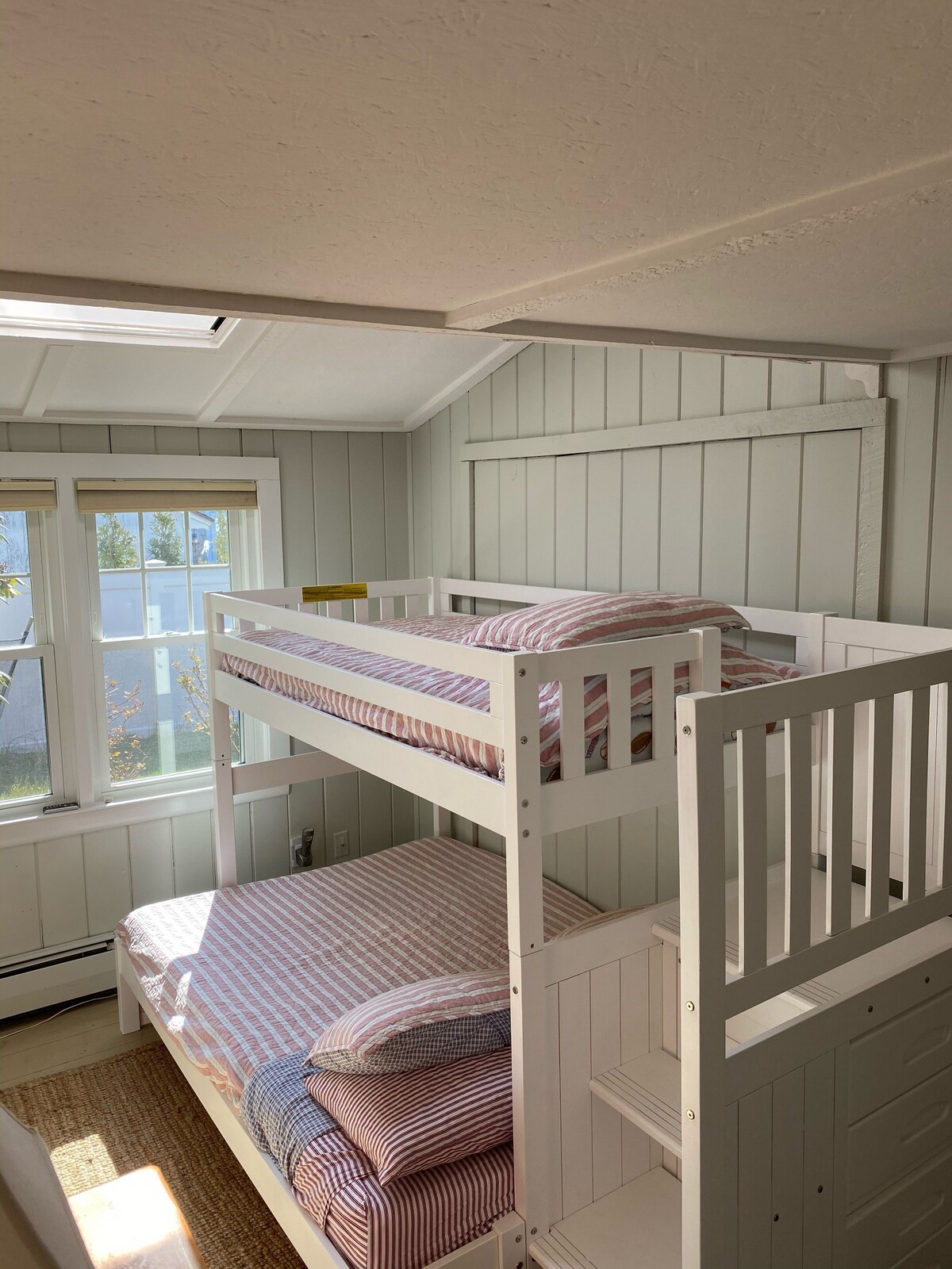 4 bedroom Home- steps to sandy beach and walk to town