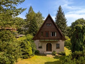 Plante, Ciel, Nuage, Bâtiment, Fenêtre, Arbre, Maison, Paysage Naturel, Mélèze, Lot Terre