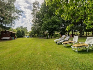 Plante, Nuage, Ciel, Extérieur Banc, Arbre, Paysage Naturel, Ombre, Mobilier De Jardin, Lot Terre