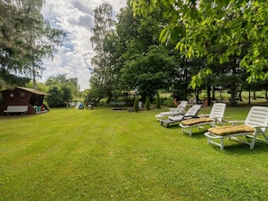 Plant, Cloud, Sky, Outdoor Bench, Tree, Natural Landscape, Shade, Outdoor Furniture, Land Lot