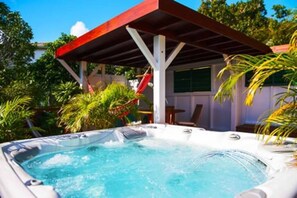 Outdoor spa tub