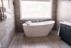 Huge soaking tub. Our guests recommend it!