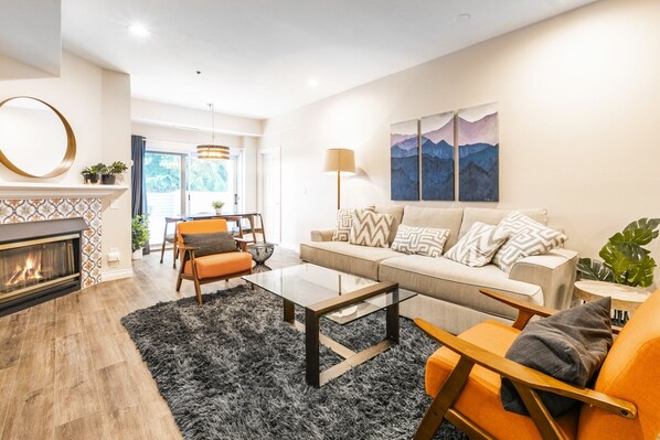 Light, Bright and comfy living area with great views!