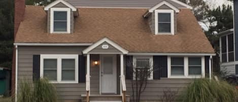 Grey Cottage- sleeps 10 plus 2 person fold out couch in Living Room.