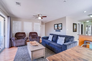 Living Room | Breathe Easy Rentals - How about not one, but two comfy recliners after a long fun filled day in the sun.  Nap time!