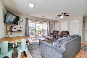 Flat screen tv with free cable and wifi, plenty of seating for everyone to relax and enjoy