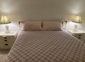 MB with king size bed, private bathroom, walk-in closet and access to lanai