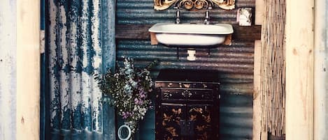 Chic rustic boho en-suite with some nice touches 