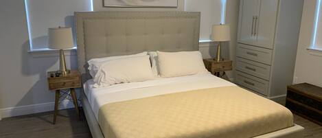 King platform bed with 12” memory foam mattress 