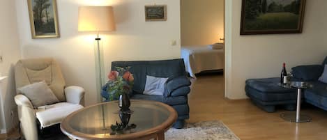 Ferienwohnung, 100qm mit Gartenblick, 1 Schlafzimmer für 2 Personen-Wohnzimmer