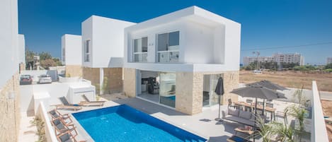 Villa Lauren, Brand New and Luxury 4BDR Villa, Short walk to Fig Tree Bay Beach