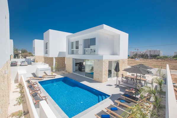 Villa Lauren, Brand New and Luxury 4BDR Villa, Short walk to Fig Tree Bay Beach